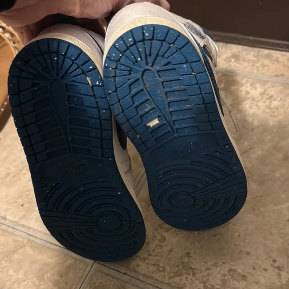 Boys Jordan 1s - Picture 3 of 4